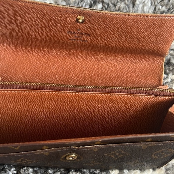 Louis Vuitton Women’s Brown Monogram Sarah Wallet w/ Snap Closure - Picture 8 of 13